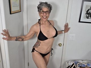 Chat Now with IzzyOnCam