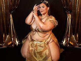 Chat Now with SelennaCooper