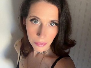 Chat Now with KiraKennedy